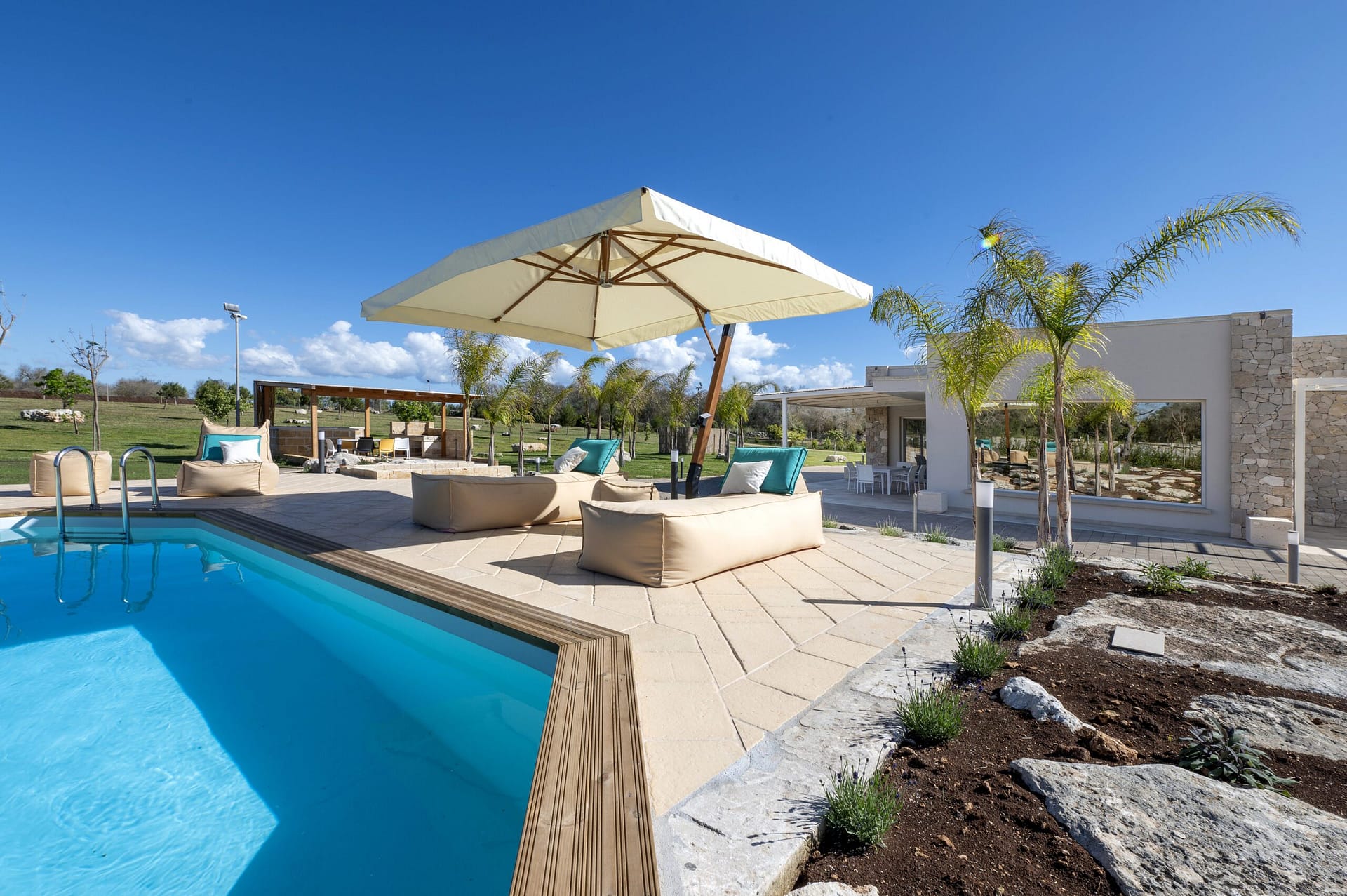 Visual Strategist vs Fotografo: la differenza che trasforma uno spazio in un Brand